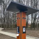 Energosloupek v parku Mezivodí umí dobít mobil i nafouknout míč